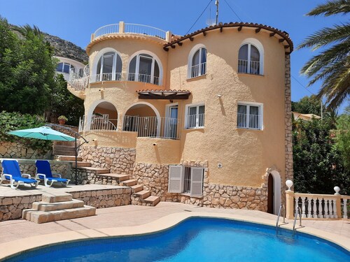 Family-Friendly Villa "Es Paradis" with Pool, Garden and Wi-Fi