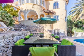 تناول الطعام بالخارج