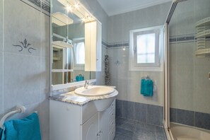 Bathtub, hair dryer, towels - Family-Friendly Villa "Es Paradis" with Pool, Garden and Wi-Fi (Calpe)