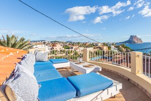 Terrace/patio - Family-Friendly Villa "Es Paradis" with Pool, Garden and Wi-Fi (Calpe)