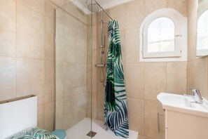 أحواض استحمام، مجففات شعر، مناشف