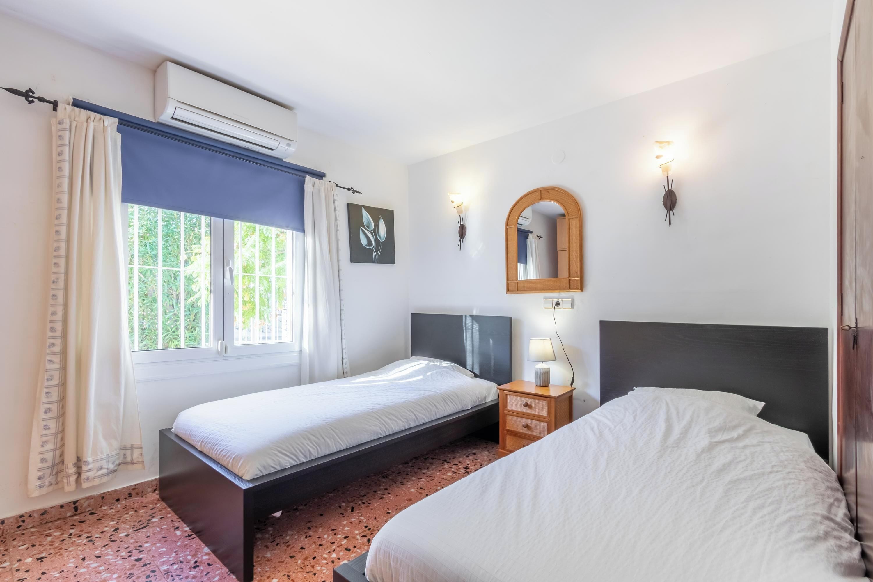 5 bedrooms, iron/ironing board, free WiFi, bed sheets