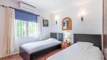 5 bedrooms, iron/ironing board, free WiFi, bed sheets