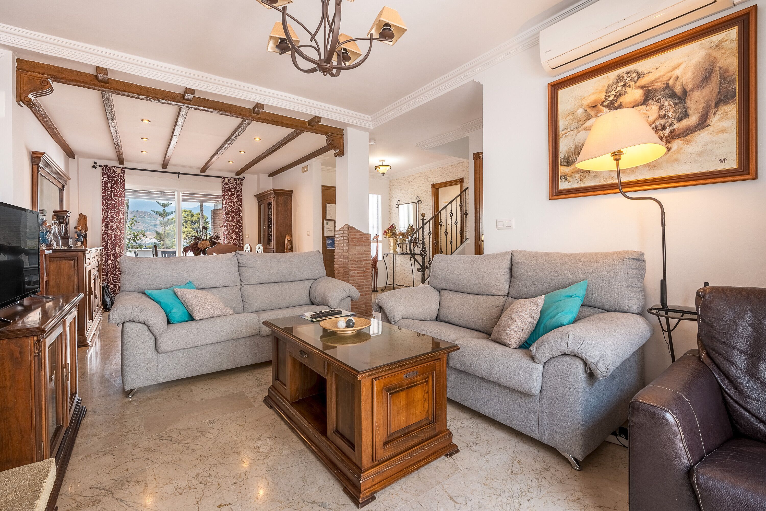 Een televisie en een open haard