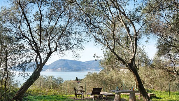 A lakeside park with picnic tables and chairs, surrounded by trees and a view of mountains. - ‘Casa Conte Picedi Appartamento Luna’ Apartment with Sea View (Lerici)