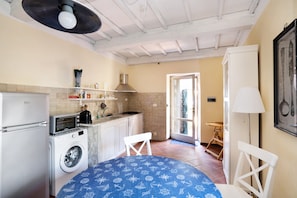 Frigorifero, forno, piano cottura, lavastoviglie
