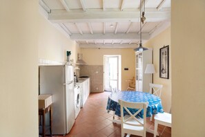 Dining - Apartment 'Casa Conte Picedi Appartamento Luna' with Sea View (Lerici)