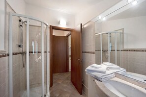 Ducha, secador de pelo, toallas