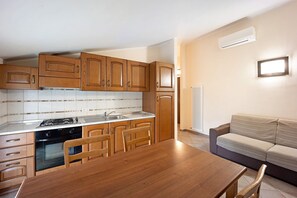 Fridge, oven, stovetop, cookware/dishes/utensils