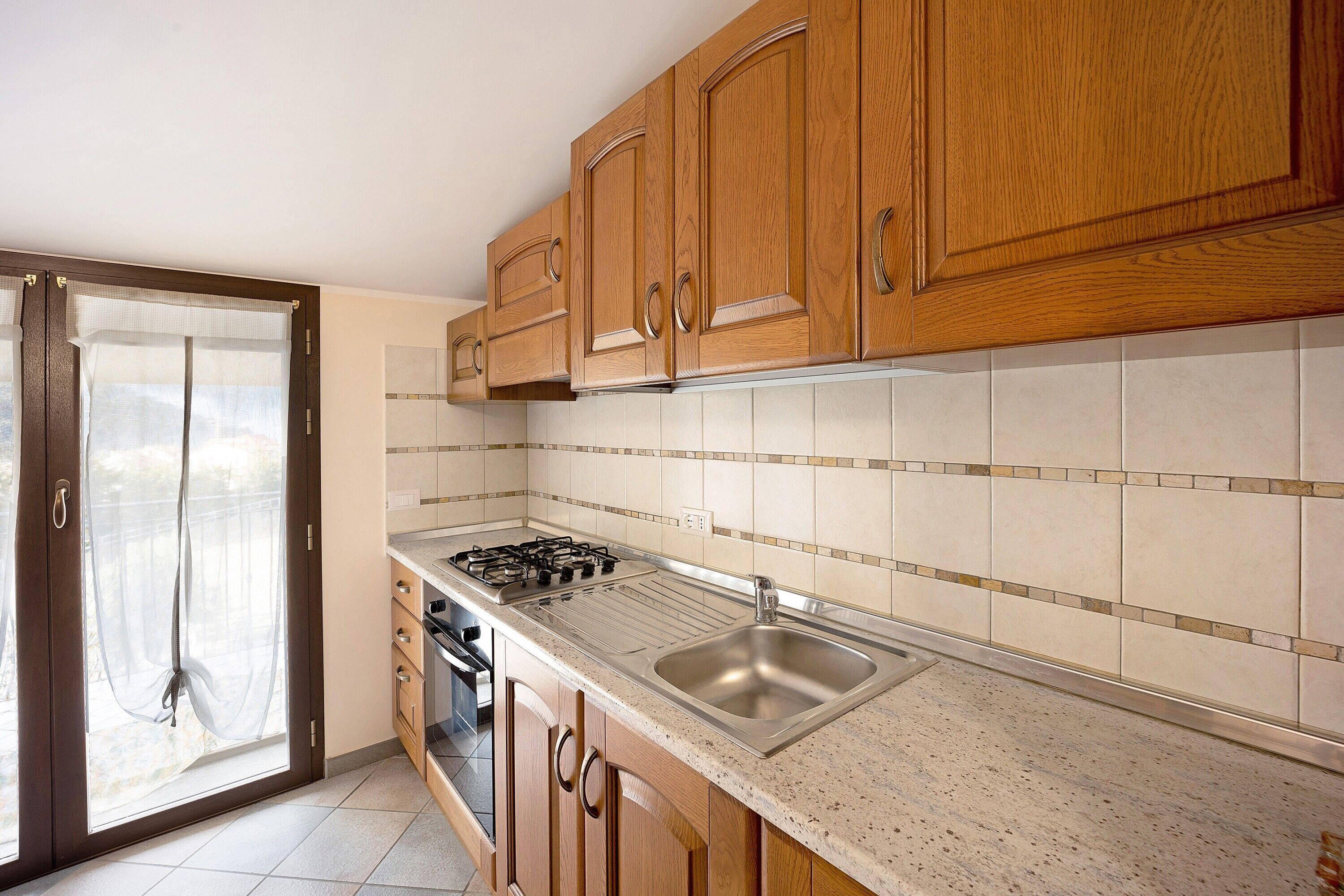 Kühlschrank, Ofen, Herdplatte, Kochgeschirr/Geschirr/Besteck