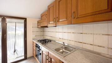 Kühlschrank, Ofen, Herdplatte, Kochgeschirr/Geschirr/Besteck