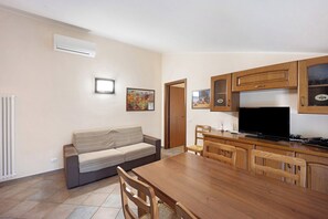 TV - Pet Friendly Apartment 'Virginia Agriturismo La Scuderia' with Wi-Fi (Andora)