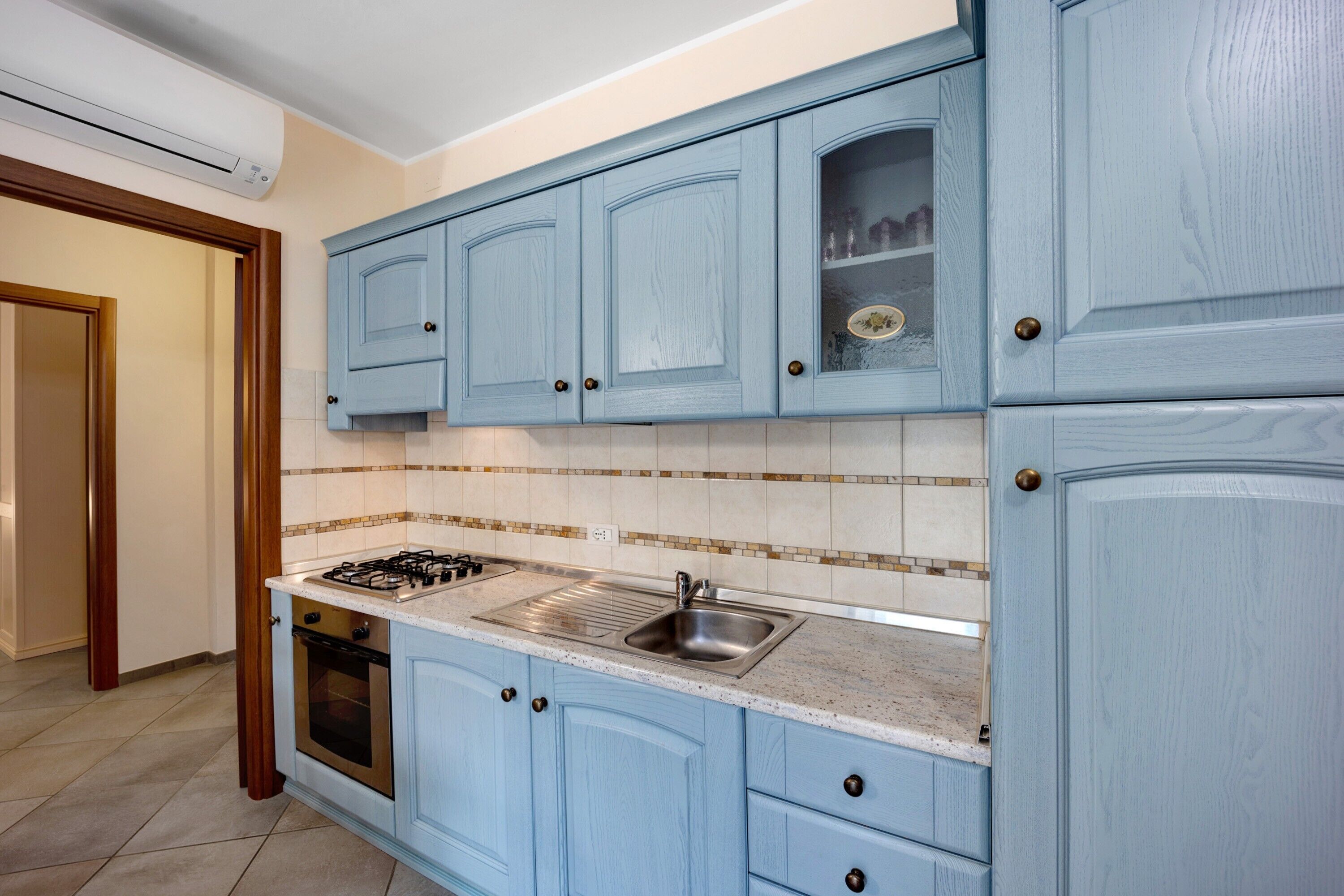 Kühlschrank, Ofen, Herdplatte, Kochgeschirr/Geschirr/Besteck