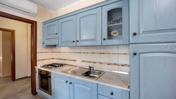 Kühlschrank, Ofen, Herdplatte, Kochgeschirr/Geschirr/Besteck