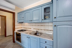 Kühlschrank, Ofen, Herdplatte, Kochgeschirr/Geschirr/Besteck