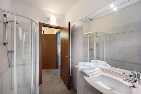 Shower, hair dryer, towels. Pet Friendly Apartment 'Chico Agriturismo La Scuderia' with Wi-Fi