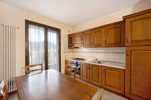 Kühlschrank, Ofen, Herdplatte, Hochstuhl