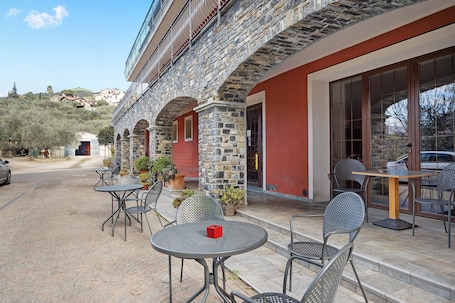 Outdoor dining. Pet Friendly Apartment 'Belfast Agriturismo La Scuderia' with Wi-Fi