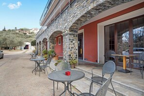 Outdoor dining - Pet Friendly Apartment 'Belfast Agriturismo La Scuderia' with Wi-Fi (Andora)