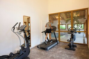 Un gimnasio en casa con cintas de correr y equipo de ejercicio.
