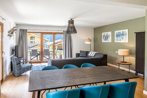 Una habitación moderna con una mesa de comedor, sillas, un sofá y una lámpara.
