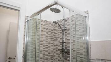 Bruser, hårtørrer, bidet, håndklæder