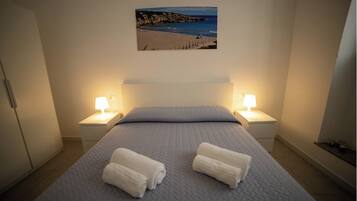 1 Schlafzimmer, Schreibtisch, Bügeleisen/Bügelbrett, Reisekinderbett