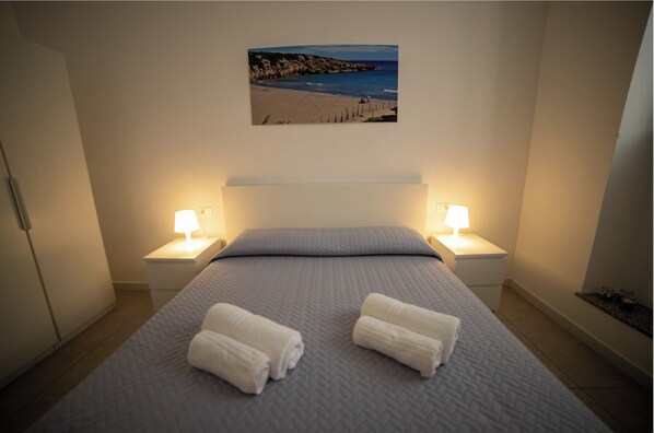 1 Schlafzimmer, Schreibtisch, Bügeleisen/Bügelbrett, Reisekinderbett
