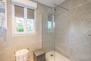 Shower, hair dryer, towels, toilet paper - Fully self-contained cottage (Inxent)
