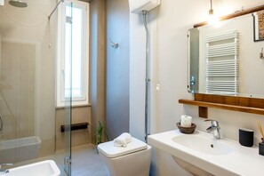 Dusche, Haartrockner, Bidet, Handtücher
