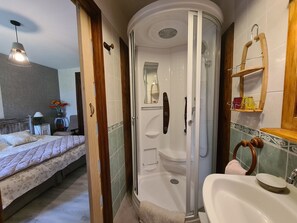 Towels - Idyllic Farmhouse Retreat with Private Pool, Fishing Pond, and Family Amenities in Berry (Vigoulant)