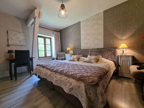 4 quartos, Wi-Fi de cortesia, roupa de cama