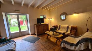 TV, fireplace