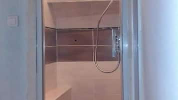 Douche, serviettes fournies, savon, papier toilette