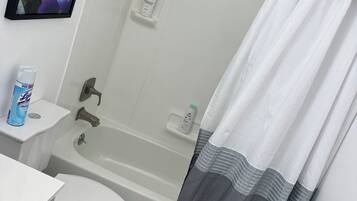 Ensemble douche/baignoire, sĂšche-cheveux, serviettes fournies, savon