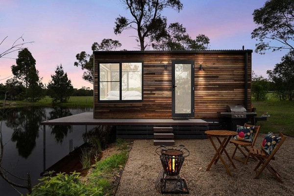 'Banksia' - Complete Dam Front Tiny Home in the Heart of Kangaroo Valley.
"Feel the magic of floating on the dam, whether it bed in the spacious bed or having an outdoor bath - you are at one with nature in complete privacy"