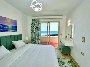 4 slaapkamers, een strijkplank/strijkijzer, reisbedje, gratis wifi