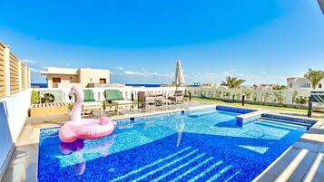 Piscina all'aperto, una piscina riscaldata