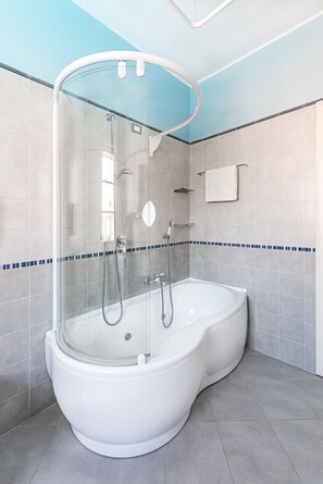 Badewanne, Haartrockner, Bidet, Handtücher