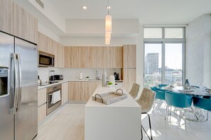 Fridge, microwave, oven, stovetop - LG602 DESIGN DISTRICT, LUXURY PARADISE (Miami)