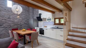 Romantic House | Private kitchen | Fridge, microwave, stovetop, dishwasher