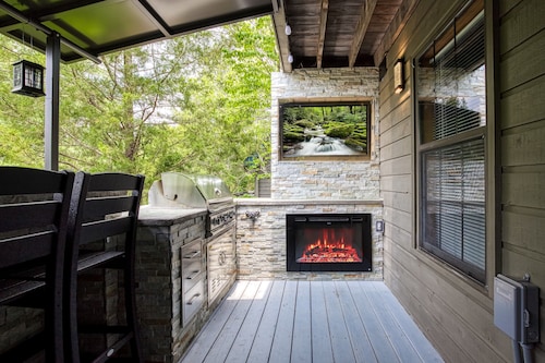 Close to Pigeon Forge- walking distance to outdoor pool-Outdoor kitchen and tv area and much more