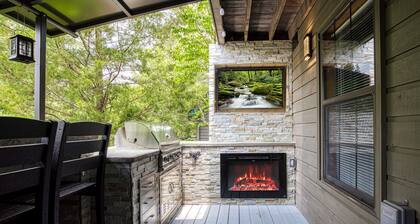 Close to Pigeon Forge- walking distance to outdoor pool-Outdoor kitchen and tv area and much more