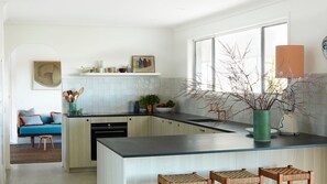 Kjøleskap, mikrobølgeovn, oppvaskmaskin og kaffetrakter/tekoker