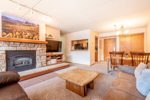 Télévision, cheminée