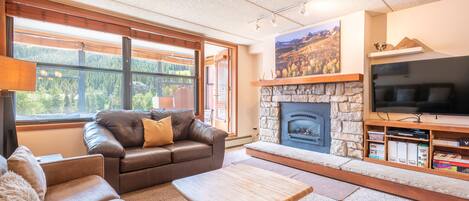 Een televisie en een open haard