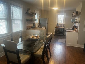 Dining - Private, pet-friendly adorable getaway mins to downtown (Greenville)