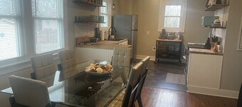 Private, pet-friendly adorable getaway mins to downtown