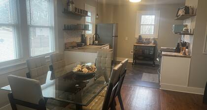 Private, pet-friendly adorable getaway mins to downtown