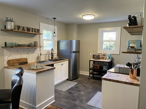Fridge, microwave, oven, stovetop - Private, pet-friendly adorable getaway mins to downtown (Greenville)
